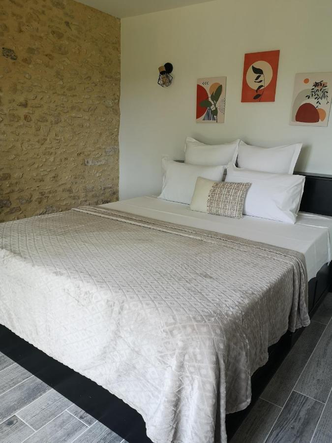 Domaine De Lascaux Bed & Breakfast Монтиняк Екстериор снимка
